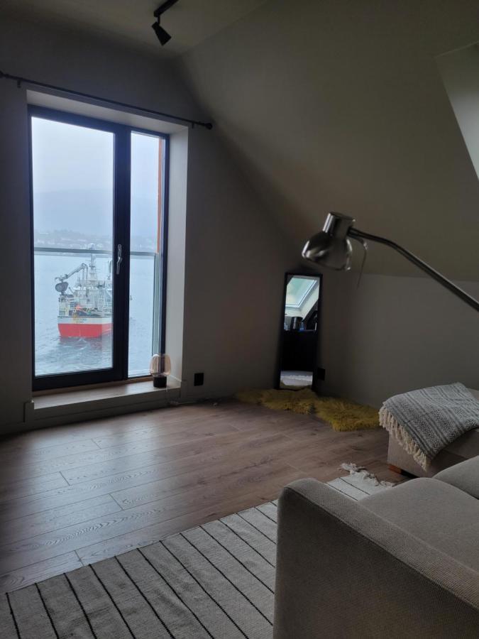 Single Elegant Room I Sentrum- Sea View Олесунн Экстерьер фото