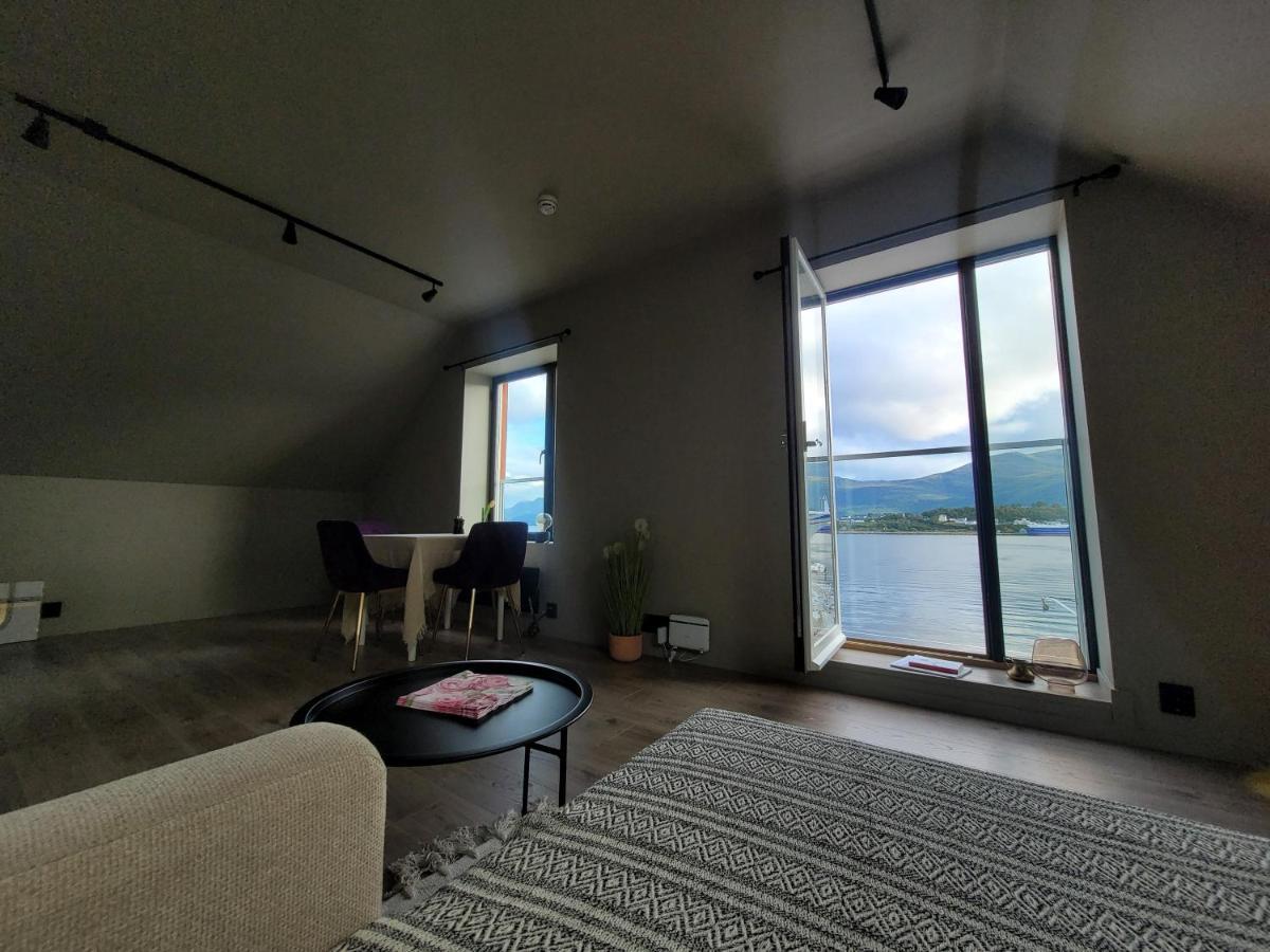 Single Elegant Room I Sentrum- Sea View Олесунн Экстерьер фото